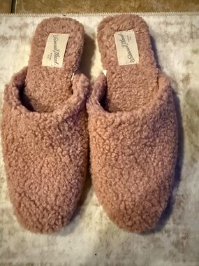Universal Thread Blush Pink Faux-Sherpa Slip-On Slippers